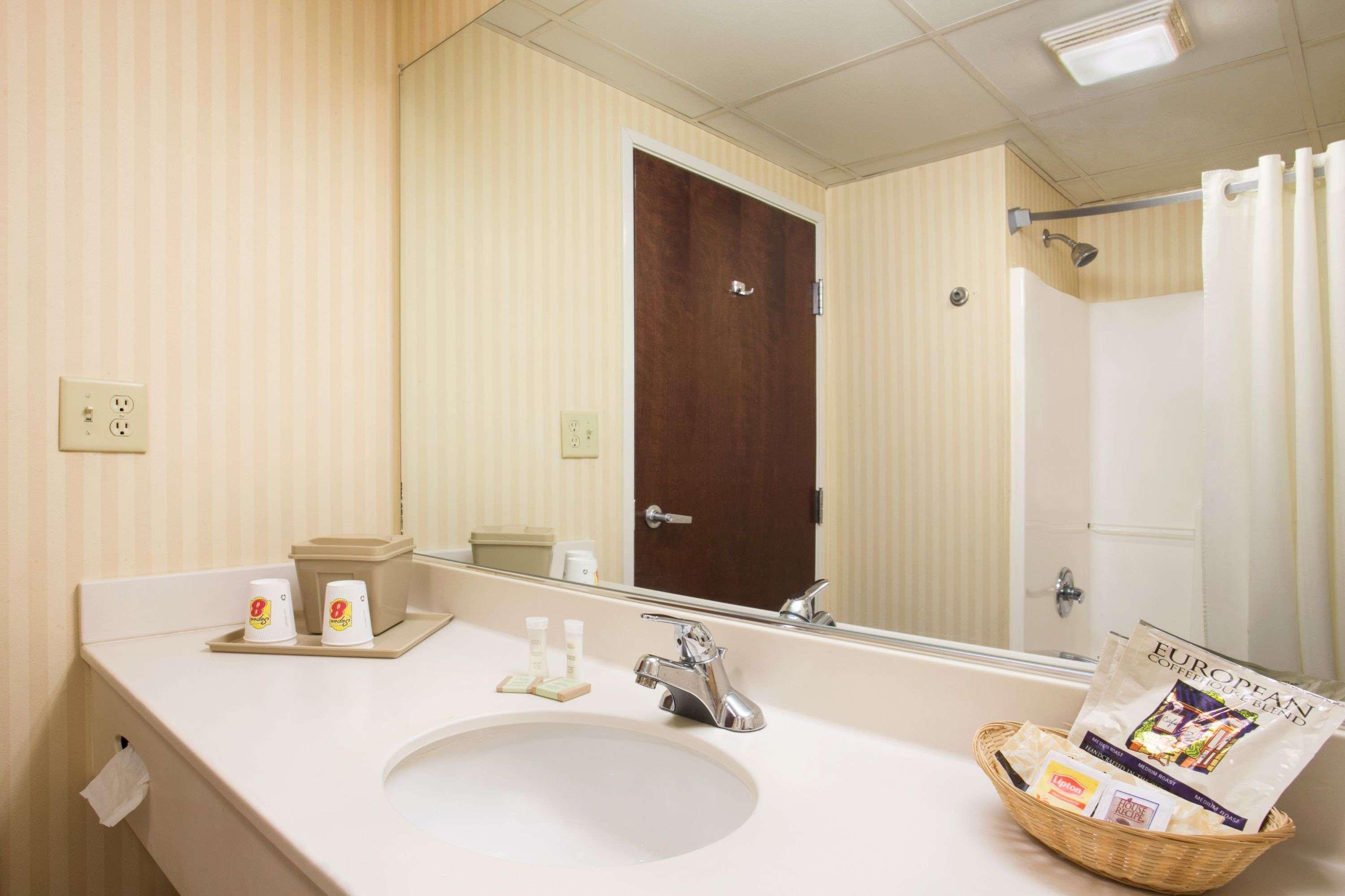 Super 8 By Wyndham Grayville Esterno foto